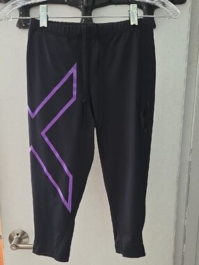 2XU Black Women's Performance Top with Silver Logo